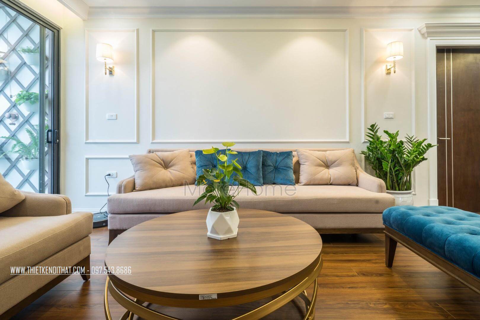 Ghế nghỉ màu xanh nước biển tạo điểm nhấn đặc biệt cho không gian phòng khách Thi công nội thất phòng khách đẹp, sang trọng