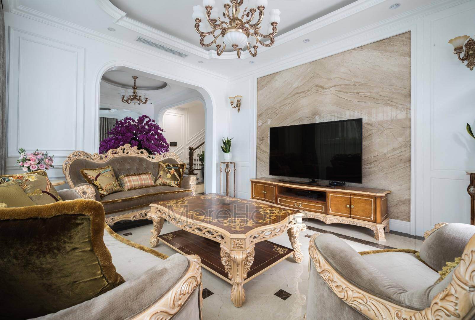 Để hoàn thiện không gian biệt thự cần chú ý đến những món đồ trang trí chiếc thảm, gối ôm trên ghế sofa, tranh treo tường hay đèn chùm,... Thi công nội thất phòng khách đẹp, sang trọng