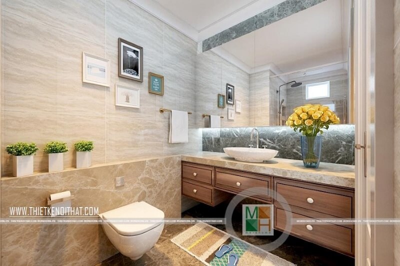 Thiết kế phòng tắm chung cư tiện nghi với trang thiết bị vệ sinh cao cấp kết hợp kệ tủ gỗ màu óc chó mang đến sự sang trọng và tinh tế. Bố trí nội thất chung cư