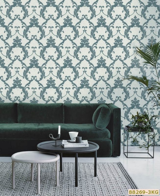 Giấy dán tường tân cổ điển màu xanh kết hợp cùng đồ nội thất đồng màu khiến không gian sang trọng hơn rất nhiều