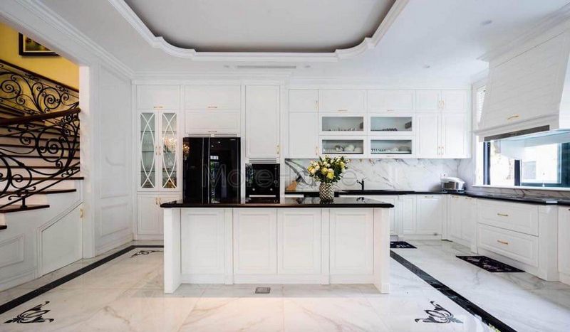 Không gian bếp rộng thoáng với thiết kế mở châu Âu được khéo léo kết hợp với bàn đảo bếp tránh khí đi thẳng vào phòng