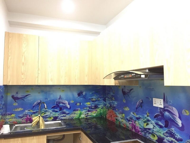 Mẫu tranh kính ốp bếp in 3D biển xanh sâu thẳm, phù hợp cho chung cư, nhà phố phong cách hiện đại trẻ trung, như mang cả đại dương thu nhỏ về không gian phòng bếp của bạn