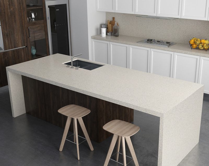 Đá ốp đảo bếp đá nhân tạo khả năng chống chịu lực nhiệt cao, chống nước tốt, vượt trội với khả năng uốn cong không để lại vết nối mang tới một mặt phẳng đồng nhất đem tới tính năng sử dụng và tính thẩm mỹ cao.