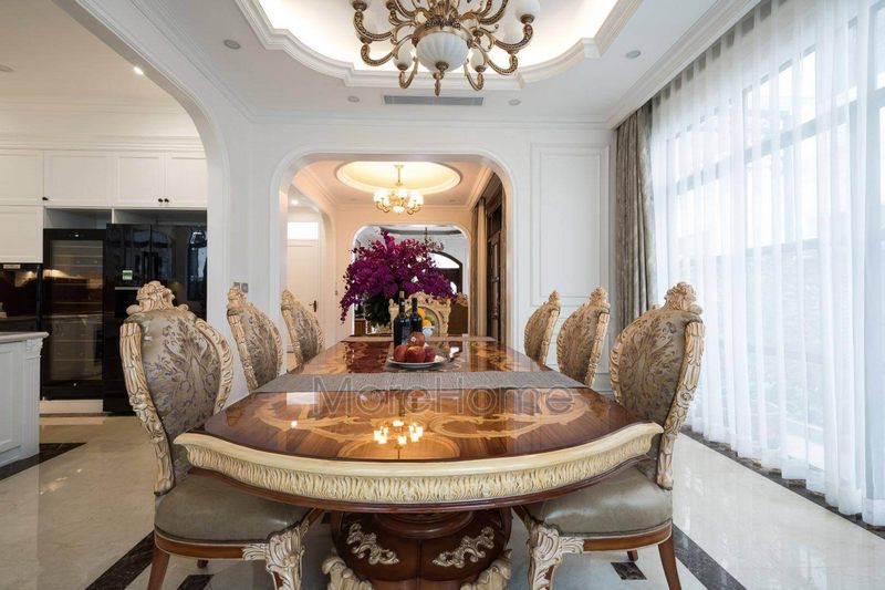 Bộ bàn ăn 8 ghế gỗ sồi tự nhiên với thiết kế bọc da cao cấp và hoa văn sang trọng sẽ làm nên một không gian bữa ăn tinh tế.