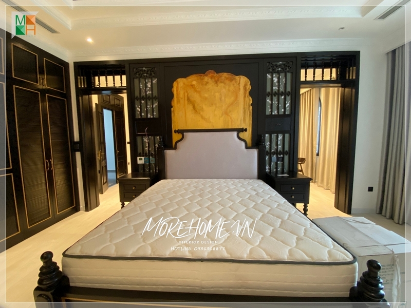 Tab đầu giường có màu đen với phong cách Indochine sẽ làm nên sự sang trọng và cao cấp cho không gian trang trí của bạn.