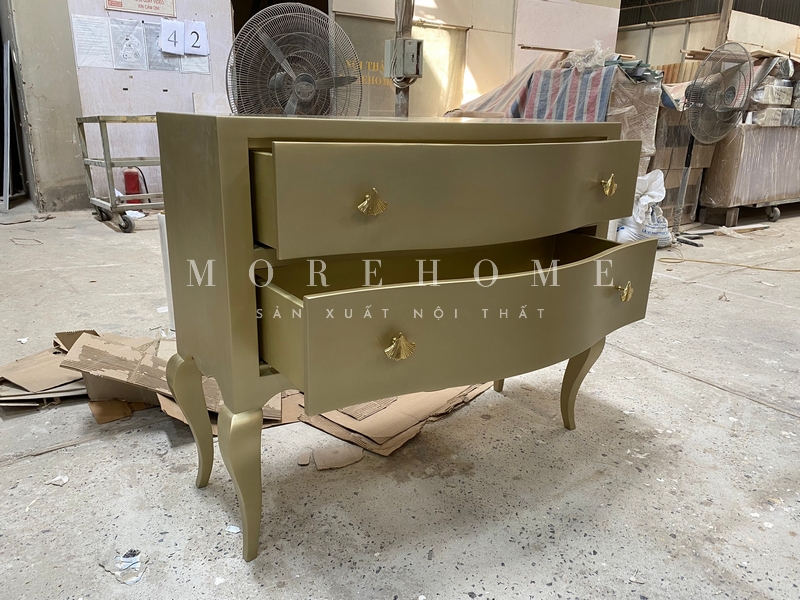 .
Morehome, một xưởng nội thất, đã sản xuất ra một loại tab đầu giường gỗ tự nhiên tân cổ điển. Những đường nét chạm khắc tỉ mỉ của những thợ có tay nghề đã tạo nên một sản phẩm sang trọng, cao cấp.